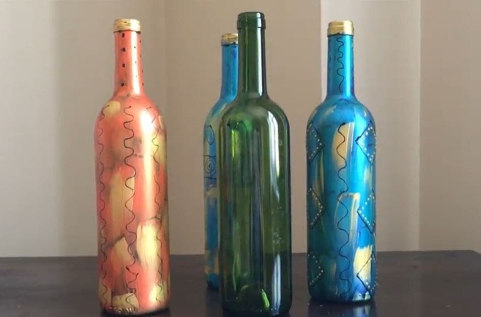 Rekha Krishnamurthi, instrutora Skillshare, mostra que até uma garrafa de vinho simples pode ser transformada em uma arte de vidro maravilhosa. 