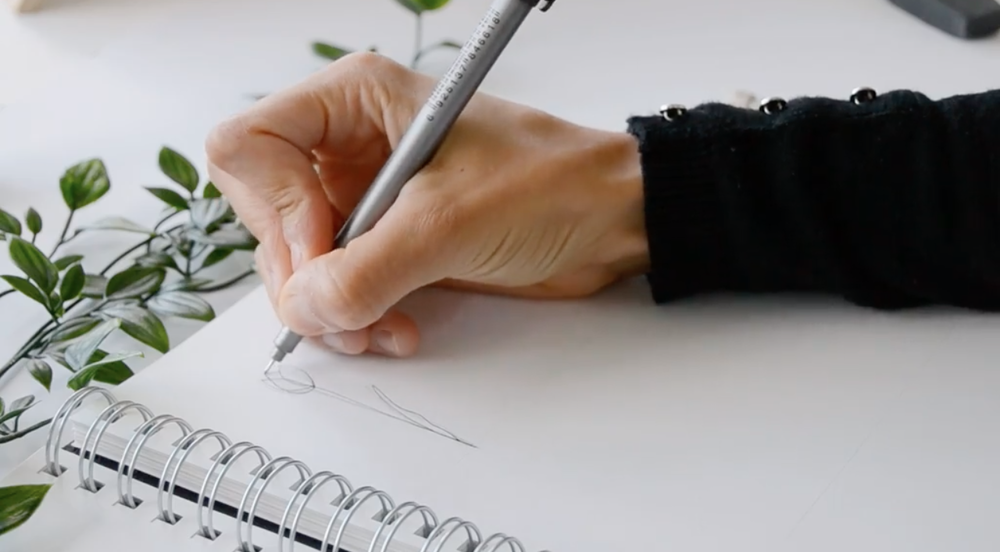 Skillshare instructor Altea Alessandroni draws a tulip using the one-line drawing technique.