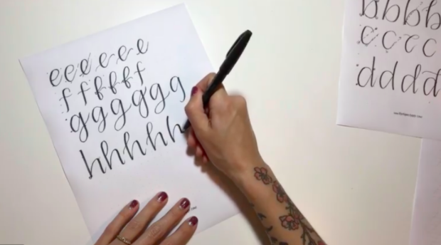 In her  brush lettering class , Skillshare instructor Peggy Dean guides you through selecting a brush lettering pen and demonstrates how to correctly angle your pen and paper.