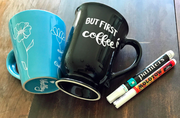 In Shelley Hitz’s class on easy mug design , she demonstrates how to hand letter a mug.