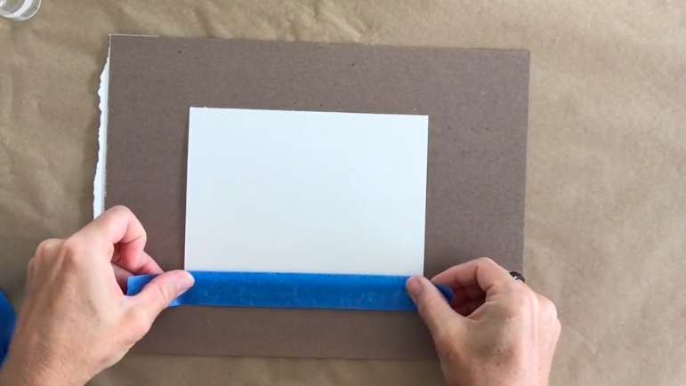 Algunos artistas de acuarela usan cinta para pegar su superficie de pintura a una tabla u otra superficie plana y evitar que se mueva mientras pintan. 