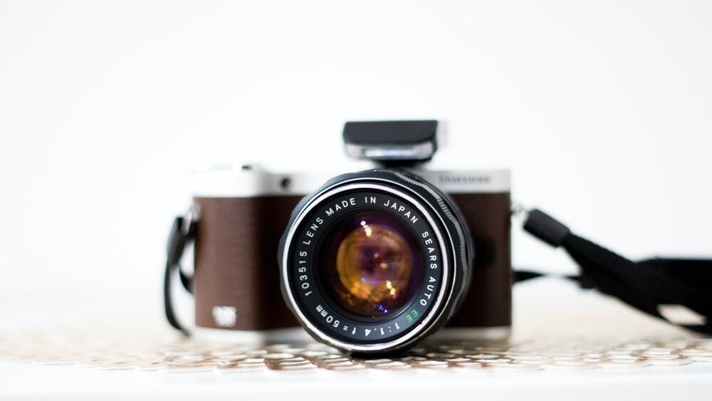 black-and-brown-dslr-camera-688689.jpg