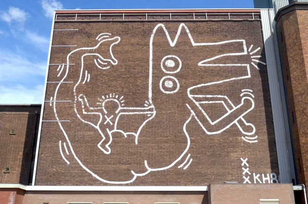 Mural hecho con arte lineal de Keith Haring