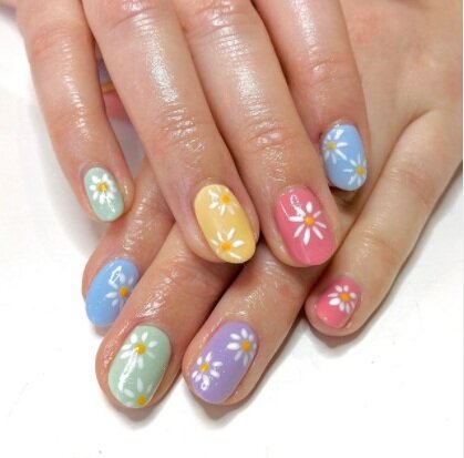 Image via Instagram It would be hard not to smile with these flowers on your nails.