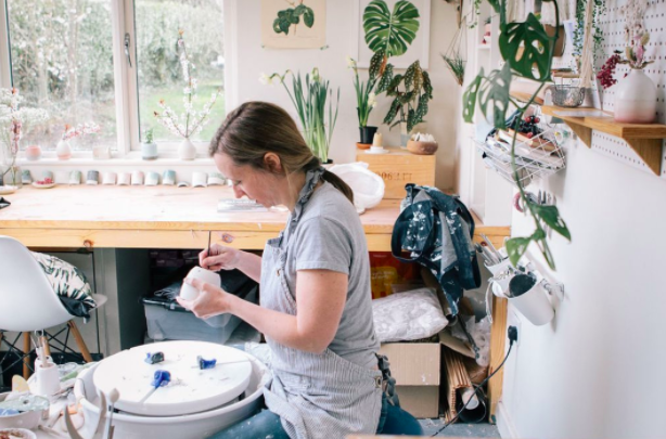 A ceramista Katie Robbins cria em um espaço que é inundado de luz natural e realçado com plantas reais e arte de plantas. 