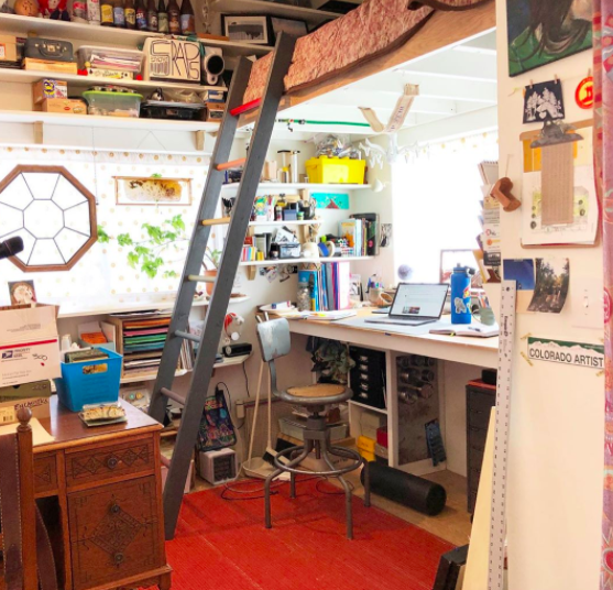 A artista Emily Grace King criou um estúdio de arte “faça você mesmo” no quintal para funcionar como um espaço para pintura, desenho, costura e vários outros empreendimentos criativos. 