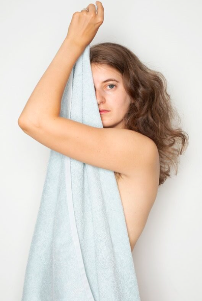 Durch ihre Selbstporträtkunst lernte Jocelyn Allen, sich selbst und ihren Körper zu akzeptieren. | Halten Sie Ihre Freunde nah und Ihre Handtücher näher © Jocelyn Allen