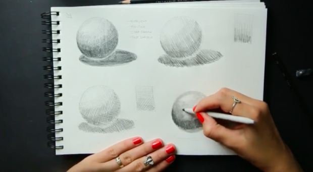 Skillshare teacher Alexandra Gábor uses a stump to smudge and blend the shadows of a sphere. 