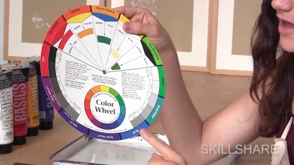 O professor do Skillshare, Court McCracken, demonstra como uma roda de cores básicas pode ser um recurso prático para pintores novos e experientes.