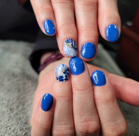 Image via  Instagram    A simpler take on winter nails. 
