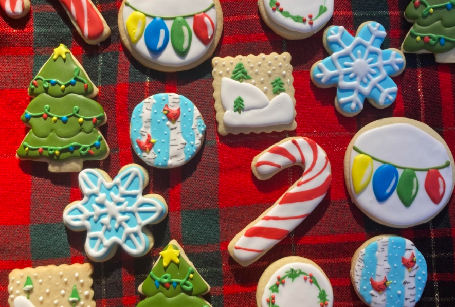 With easy recipes and a few tools, you’ll be creating your own decorated cookies like these, created by Skillshare student Kristy Davis.
