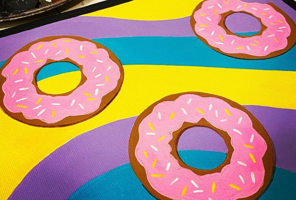 Pinte donuts coloridos e brilhantes para praticar a técnica do color blocking.