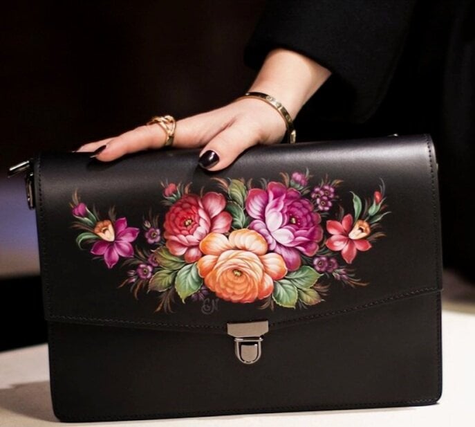 A plain leather bag can be turned into a glam evening accessory with customized paintings. Image via    Instagram   .