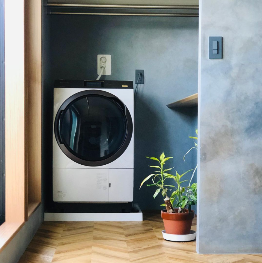 Fonte: Instagram @sayainu Qualquer máquina de lavar serve para fazer uma pré-lavagem antes da pintura. 