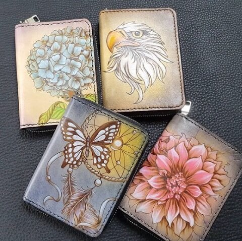 As carteiras de couro são “telas” perfeitas para pintar. Imagem via Instagram.