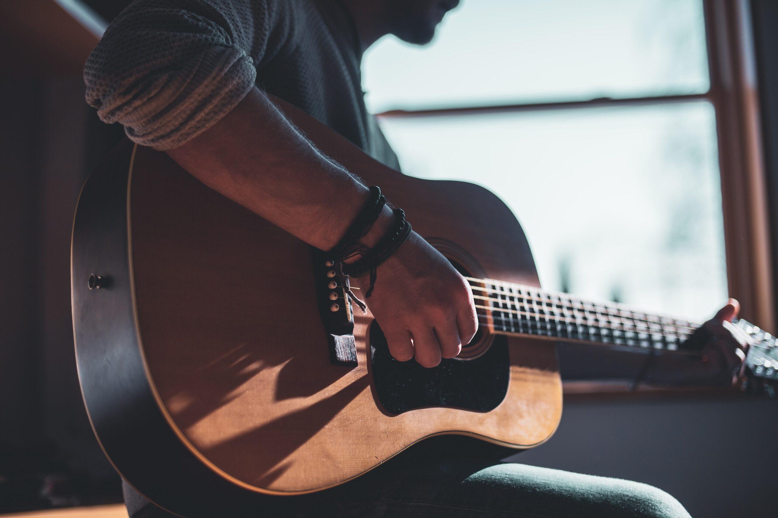 15 tipos de guitarra: eléctricas y acústicas | Skillshare Blog