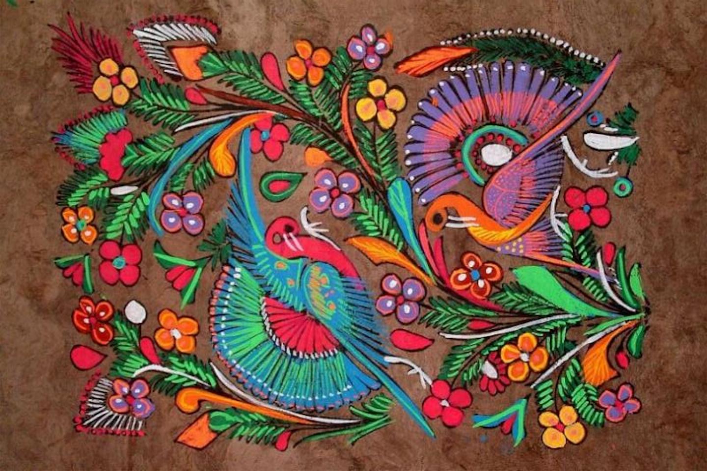 Pájaros, flores y florituras pintados en colores vivos (rojo, azul, verde, naranja, amarillo, morado) sobre un fondo marrón.