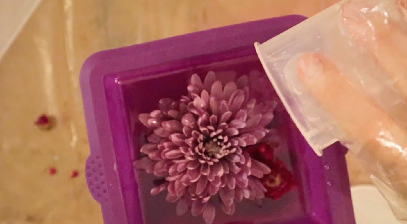 The Art of Preserving Dried Flowers in Resin