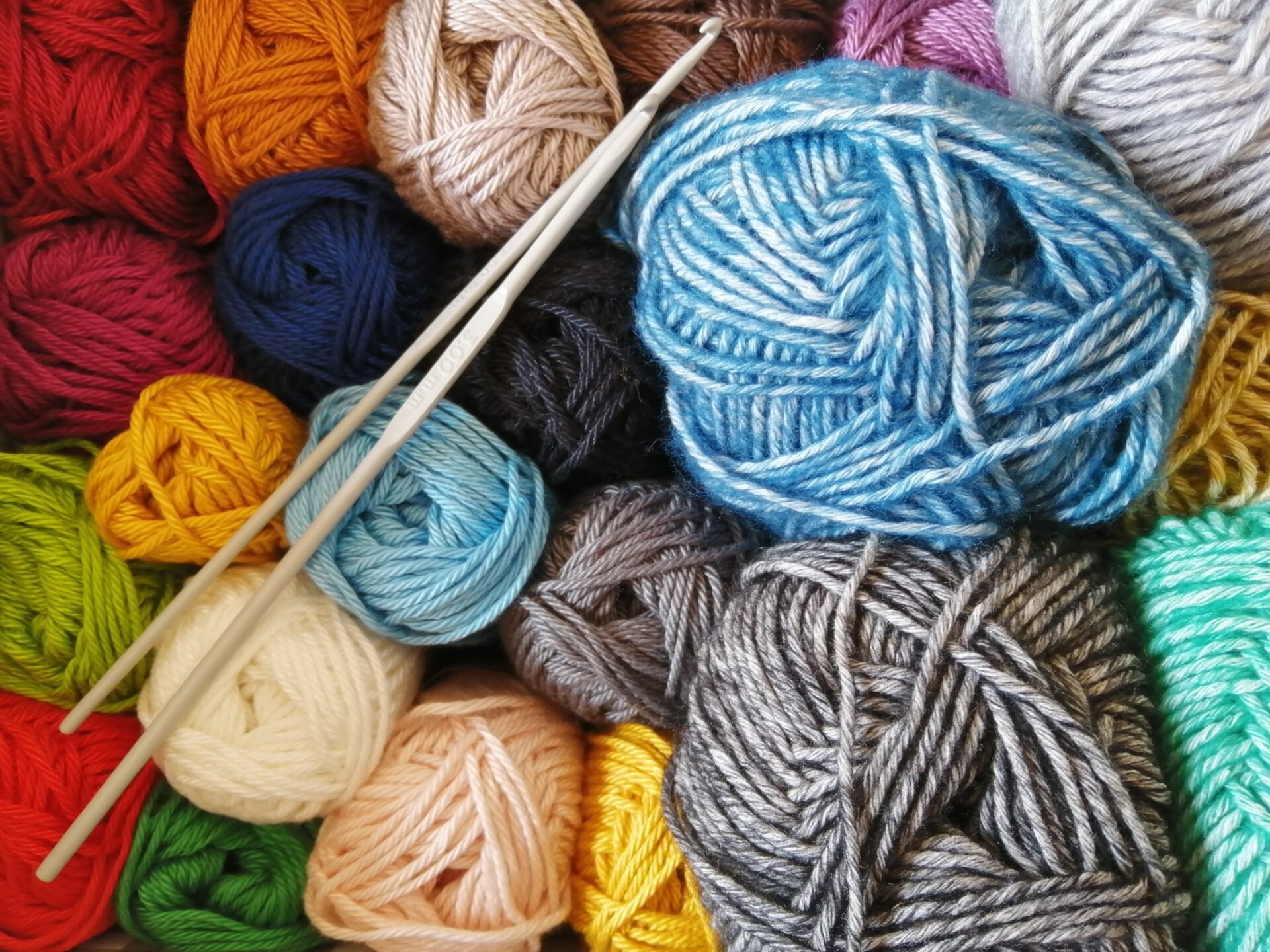 Quelle est la différence entre tricot et crochet ? - Laines Plassard
